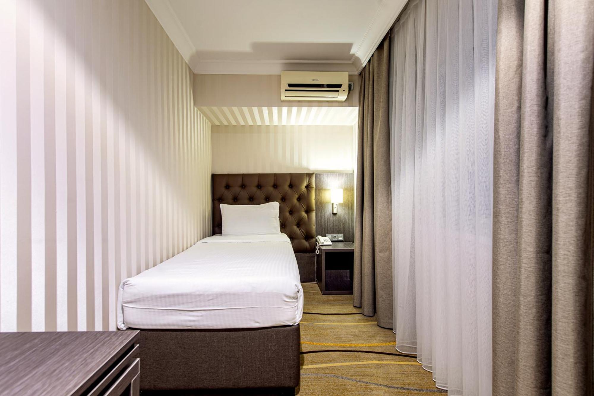 Shymkent Grand Hotel Екстериор снимка
