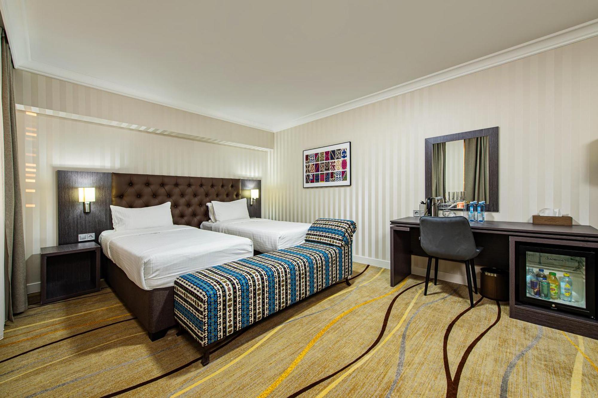 Shymkent Grand Hotel Екстериор снимка