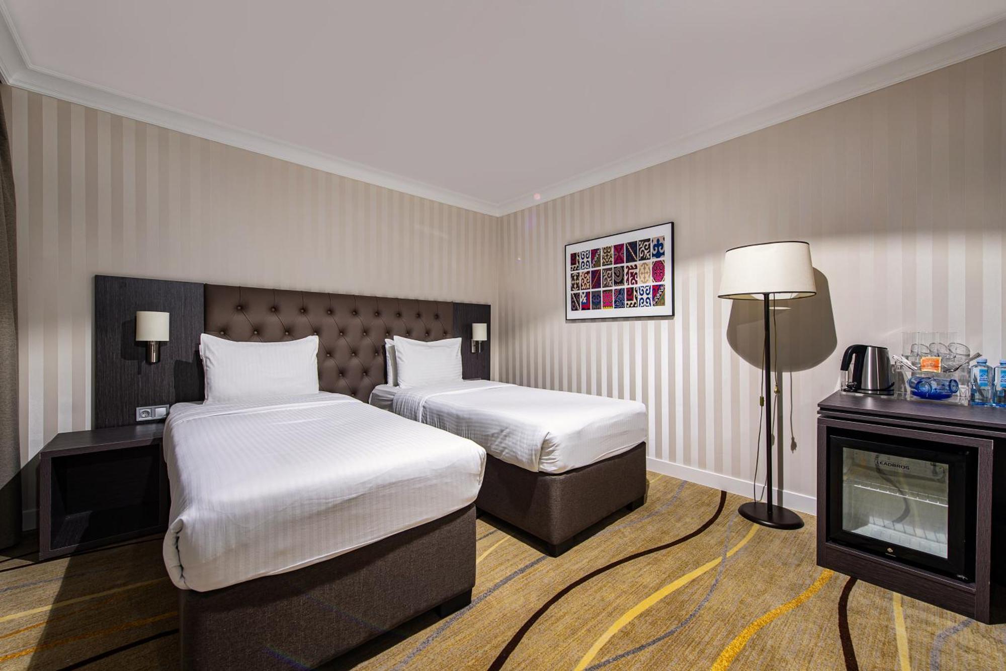 Shymkent Grand Hotel Екстериор снимка