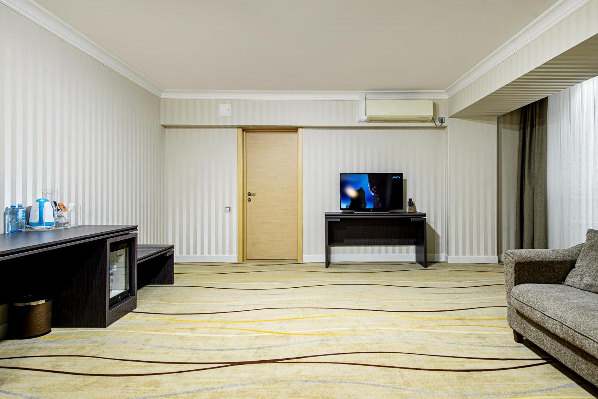 Shymkent Grand Hotel Екстериор снимка