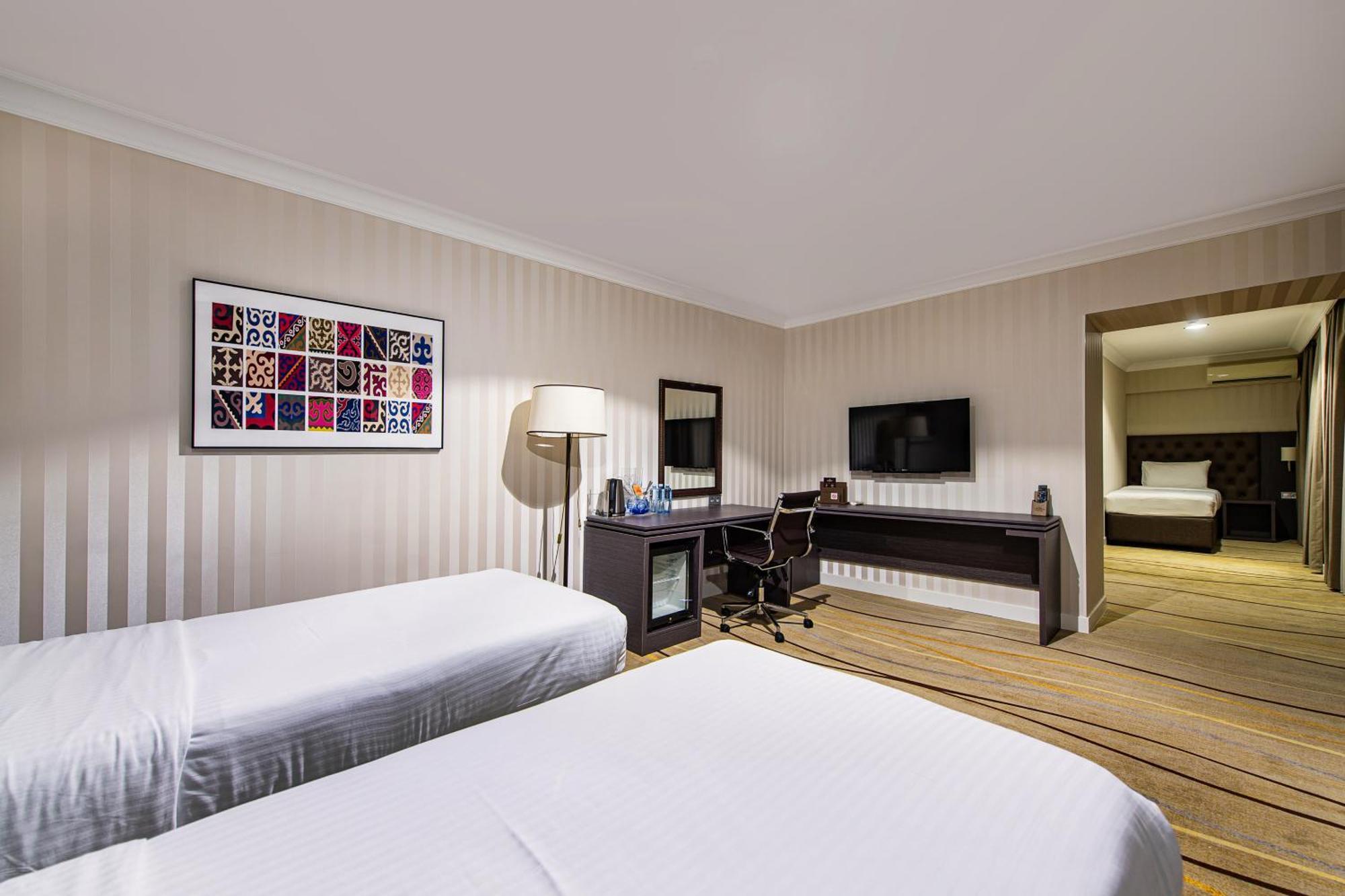 Shymkent Grand Hotel Екстериор снимка