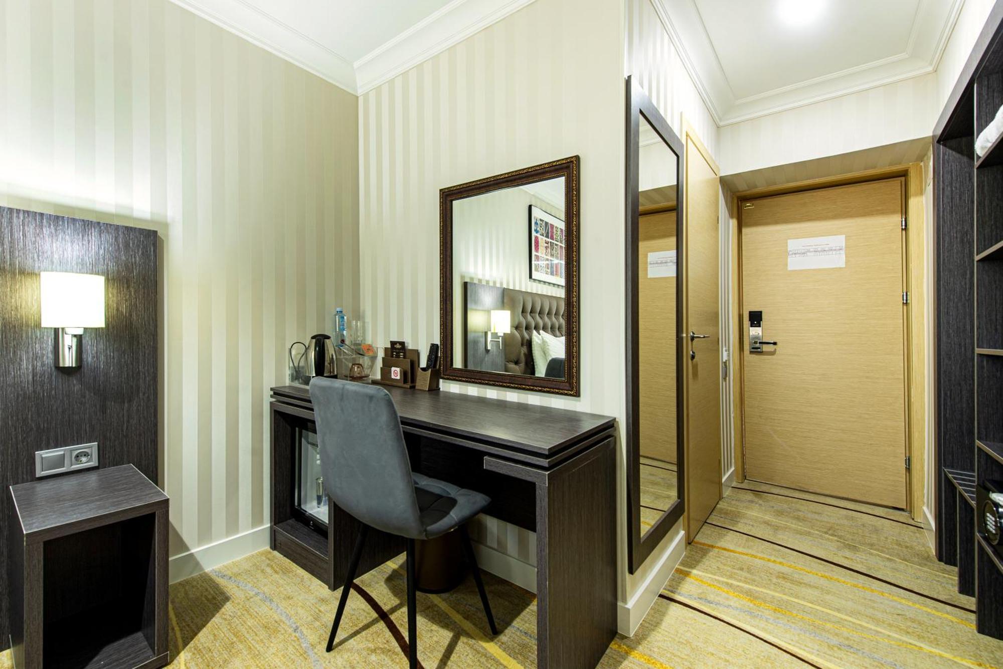Shymkent Grand Hotel Екстериор снимка