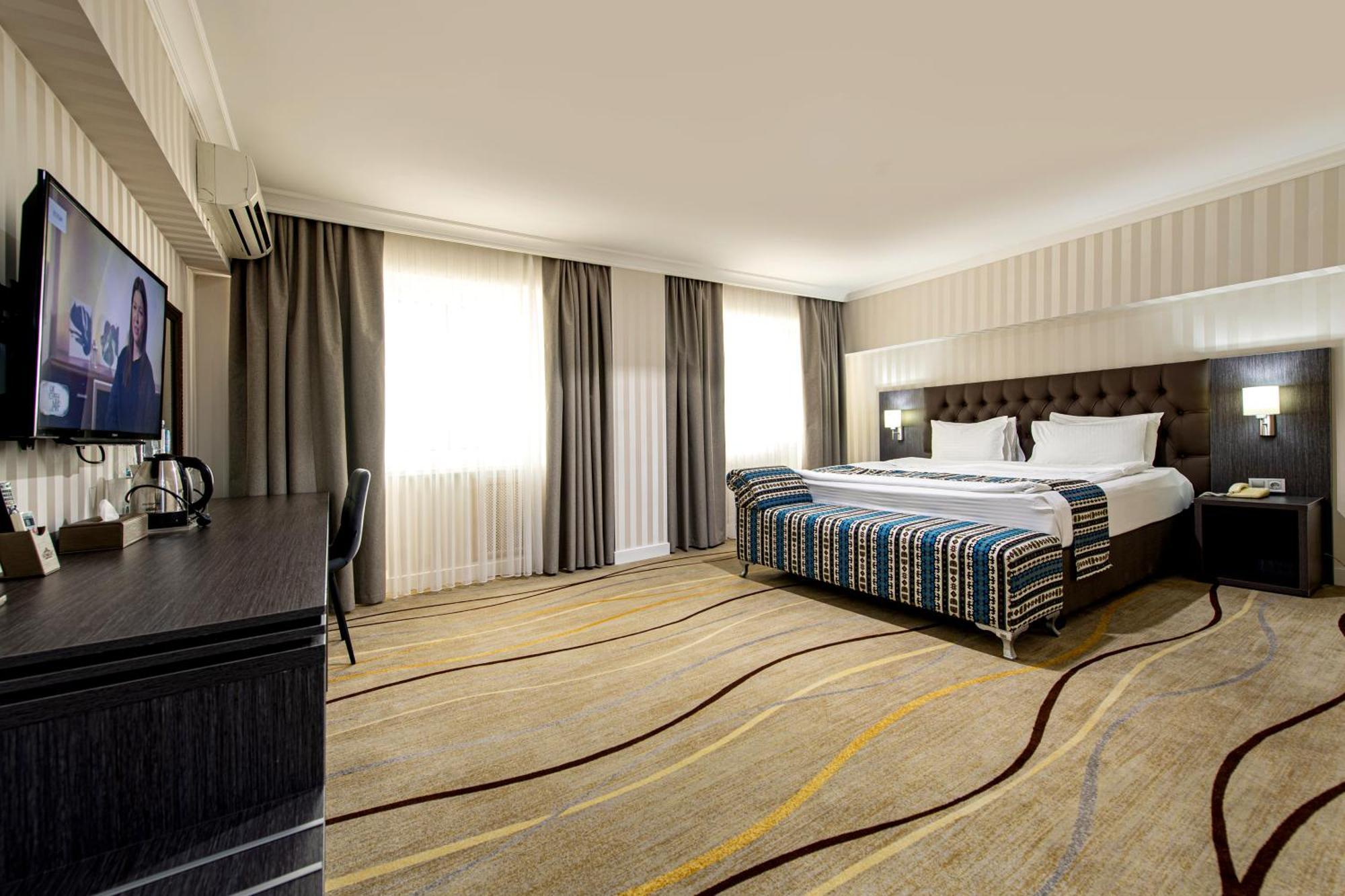 Shymkent Grand Hotel Екстериор снимка