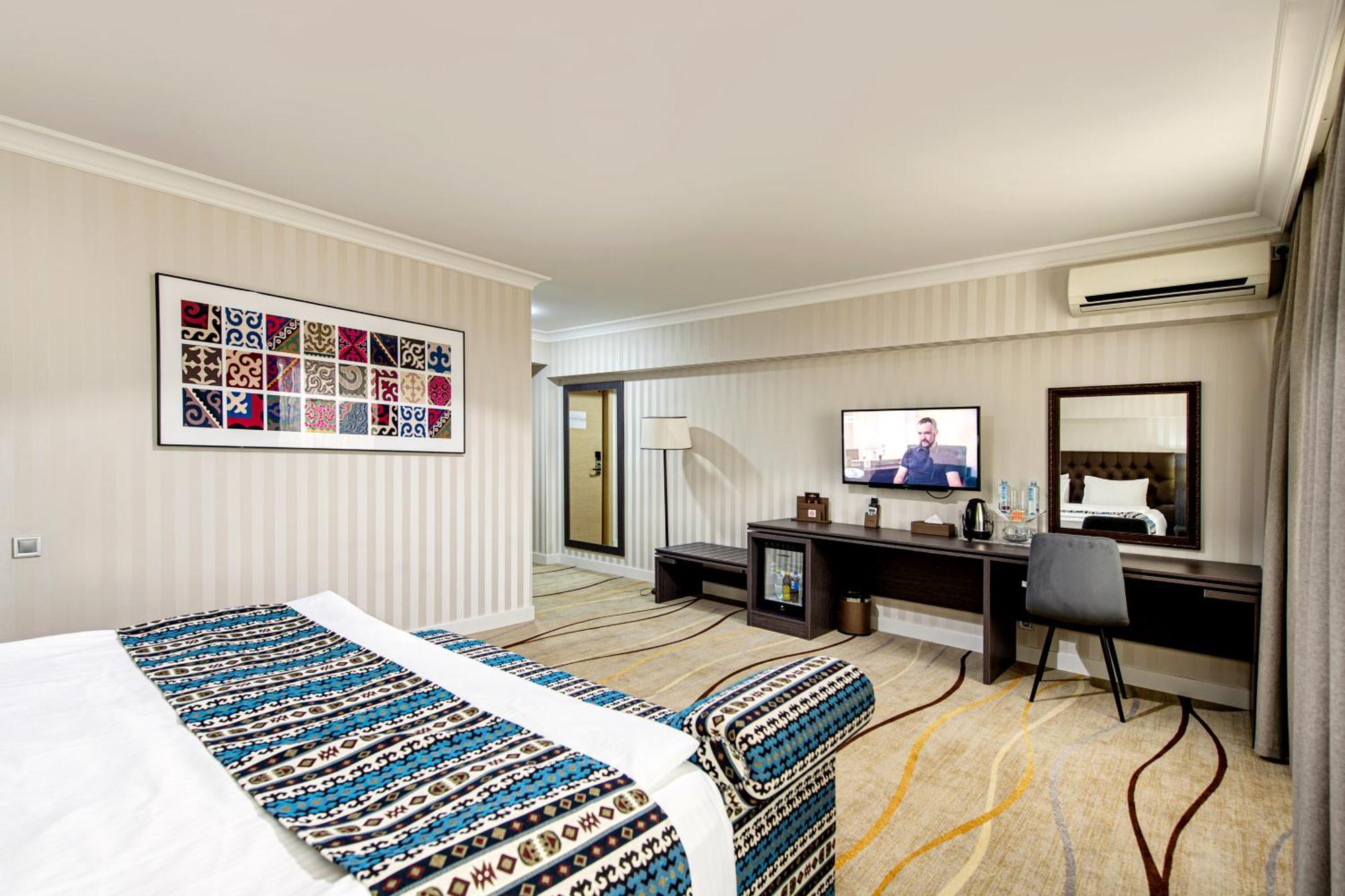 Shymkent Grand Hotel Екстериор снимка
