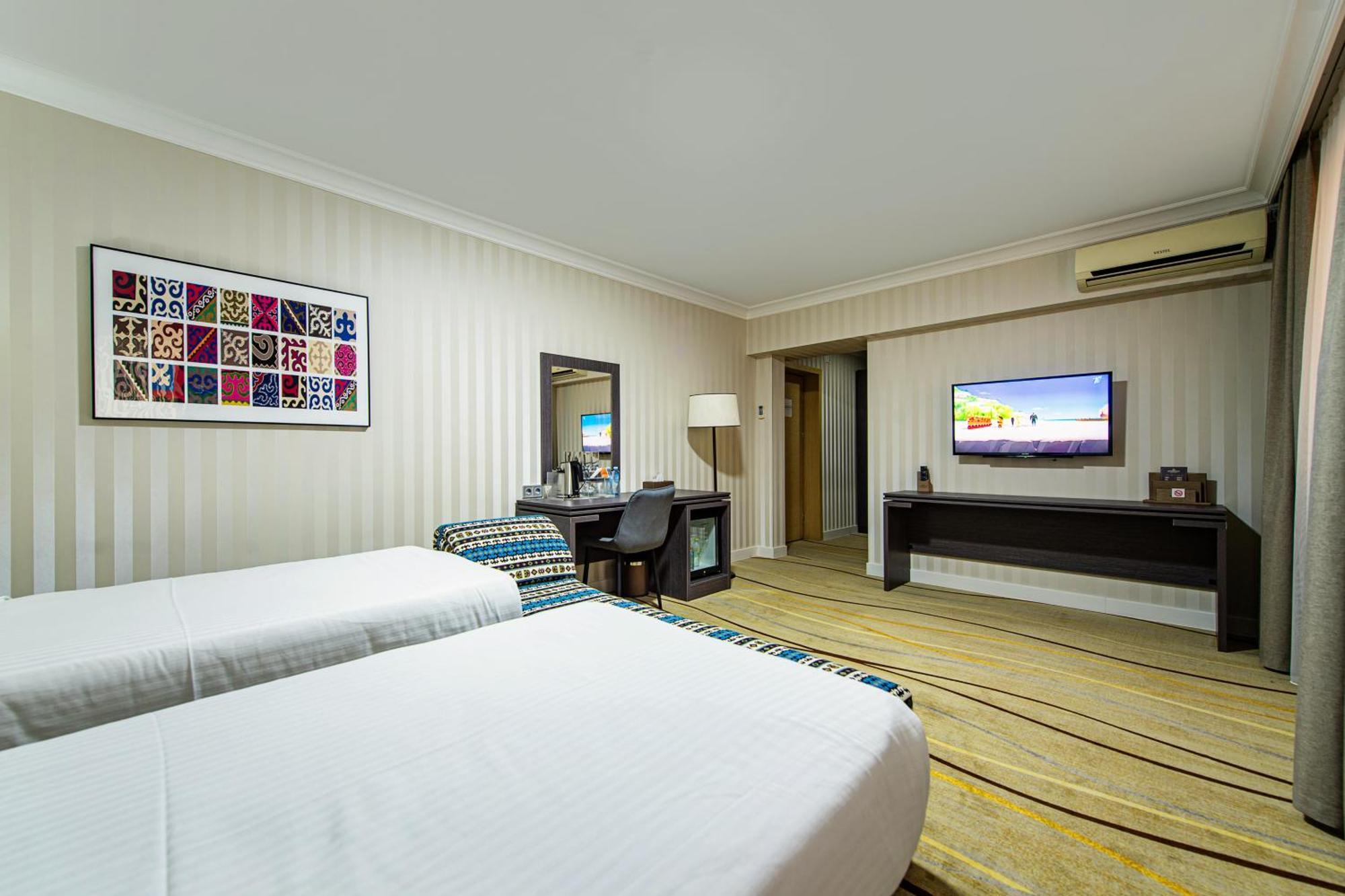 Shymkent Grand Hotel Екстериор снимка