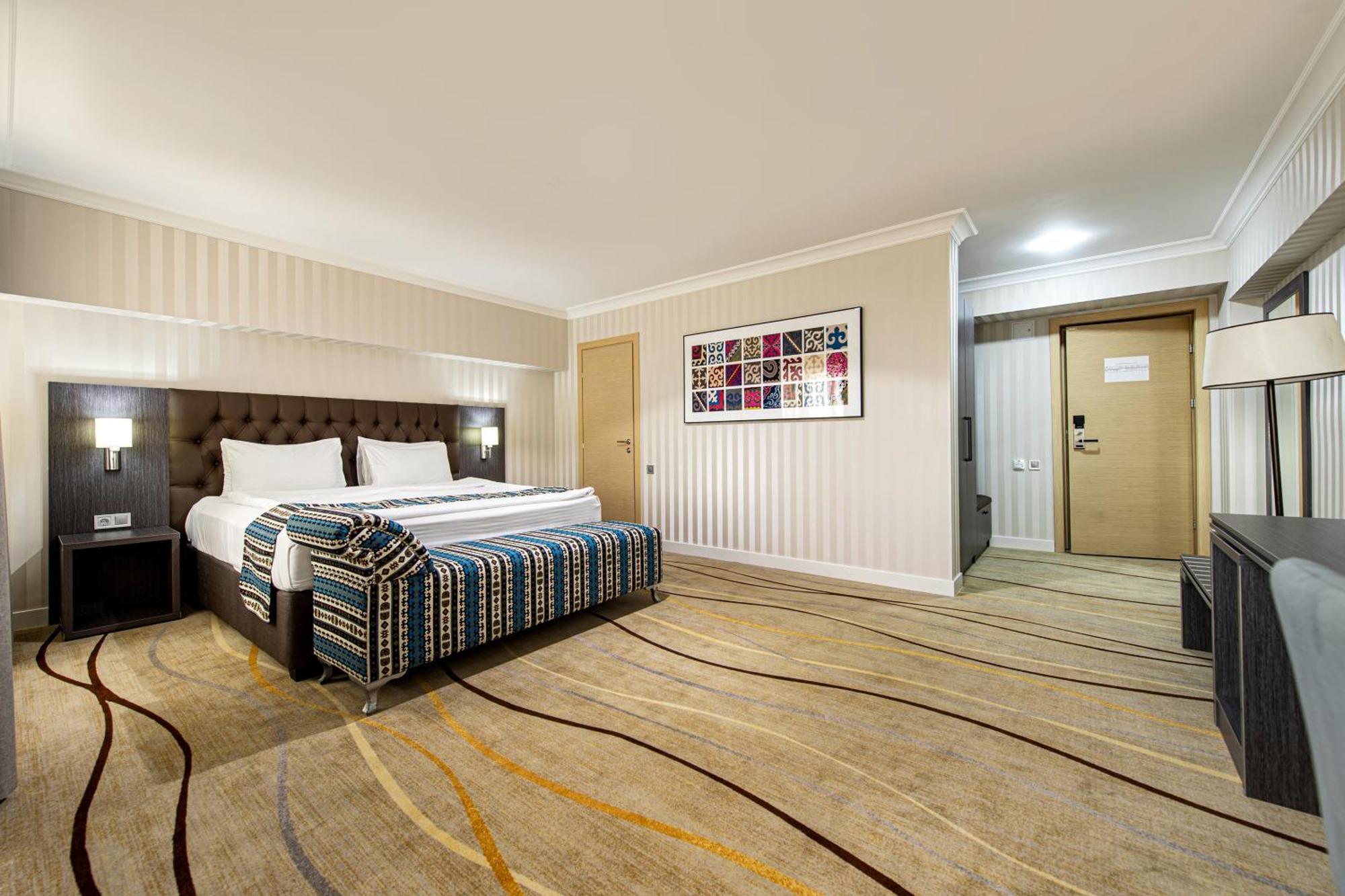 Shymkent Grand Hotel Екстериор снимка