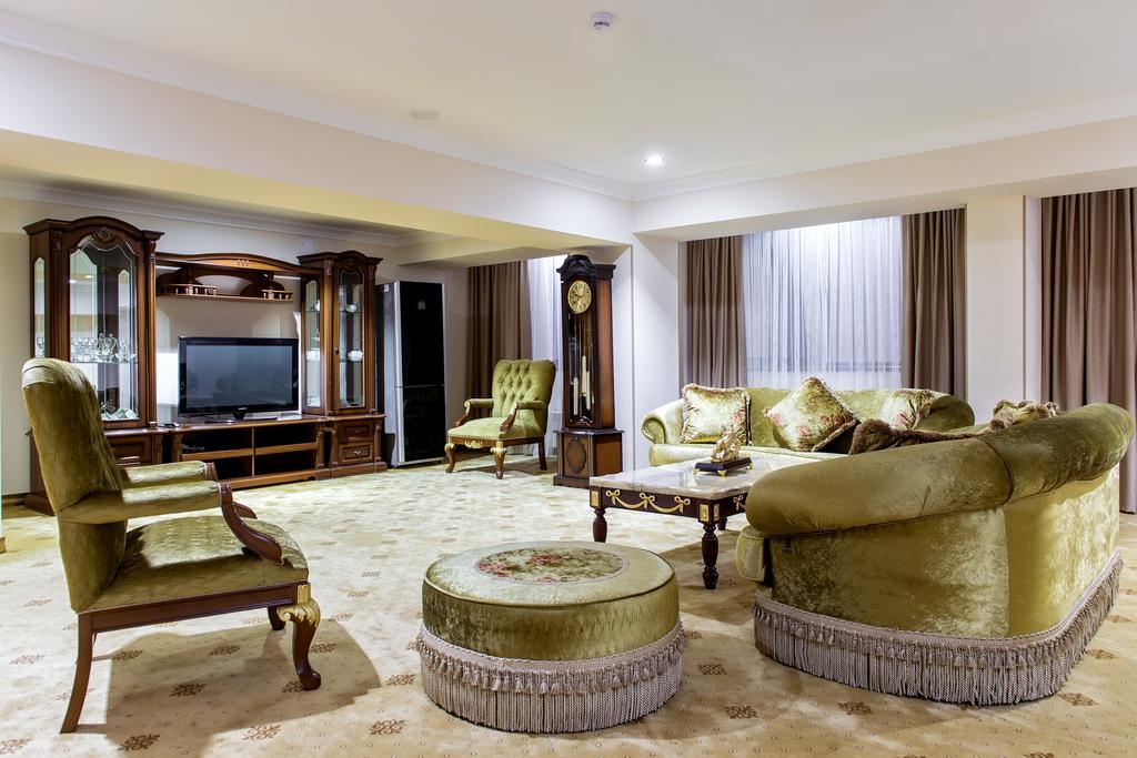 Shymkent Grand Hotel Екстериор снимка